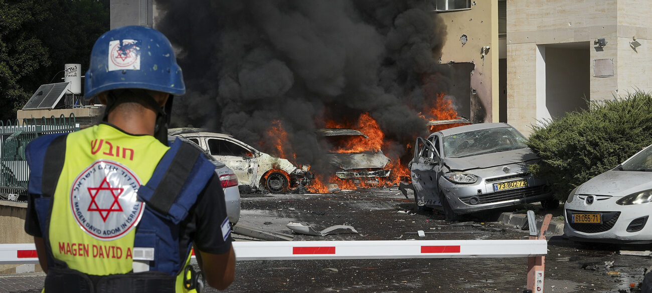 Des voitures en feu dans la ville israélienne d'Ashkelon, suite à des tirs de roquettes depuis la Bande de Gaza, le 7 octobre 2023 | © AP Photo/Tsafrir Abayov/Keystone