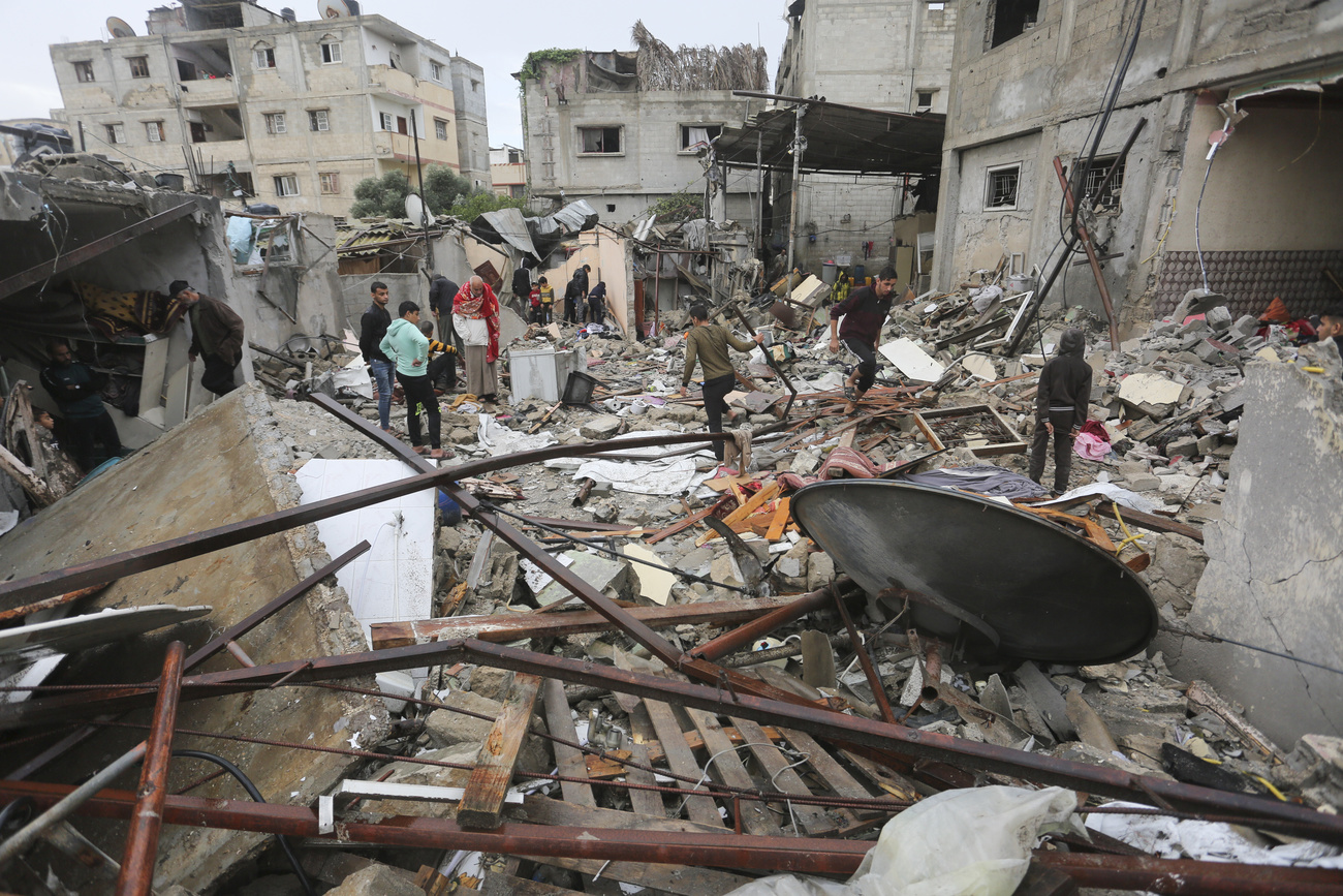 Des Palestiniens constatent les dégâts après un bombardement israélien sur Rafah, dans la bande de Gaza, le 15 novembre | © Keystone/AP Photo/Hatem Ali