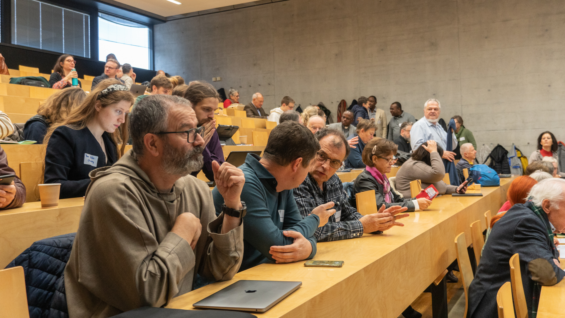 Une centaine de personnes étaient réunies à l'Université de Fribourg pour débattre de l'emprise | © Maurice Page 