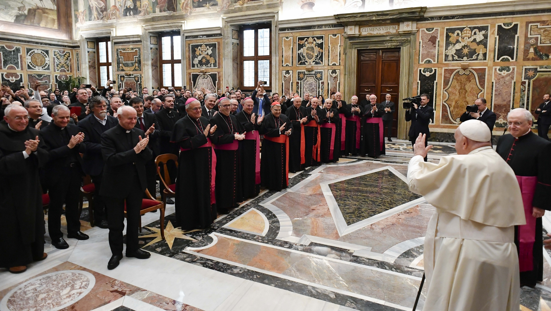 Le pape salue les participants à une rencontre organisée par le Dicastère pour les causes des saints | © Vatican Media