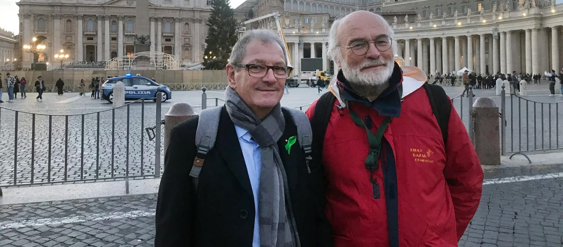 Jean-Pierre Fourny, à droite, et une victime d'abus à la sortie de l'entrevue avec le pape | © Hugues Lefèvre/I.Media