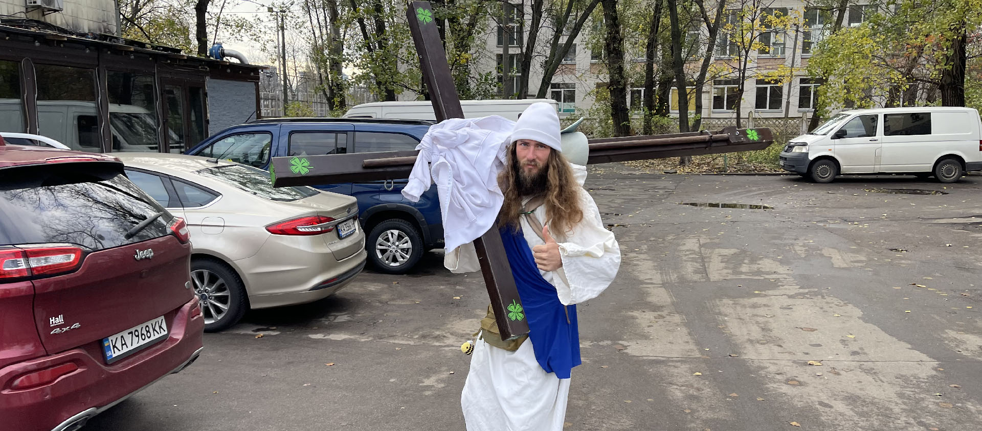 "J'ai remarqué un homme vêtu d'une tunique blanche. Il portait une croix. Il s'agissait de Jimmy, un Américain de 33 ans, qui se rendait à pied à Kiev" | © Jaroslaw Krawiec