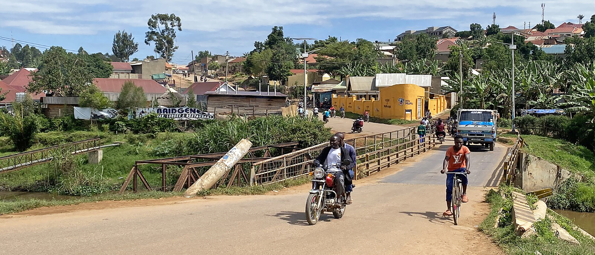 Ouganda, Mbarara, 2023 : le pont Katete relie deux parties de la ville, séparées par la rivière Rwizi | © wikimedia commons – BalukuBrian – CC BY-SA 4.0