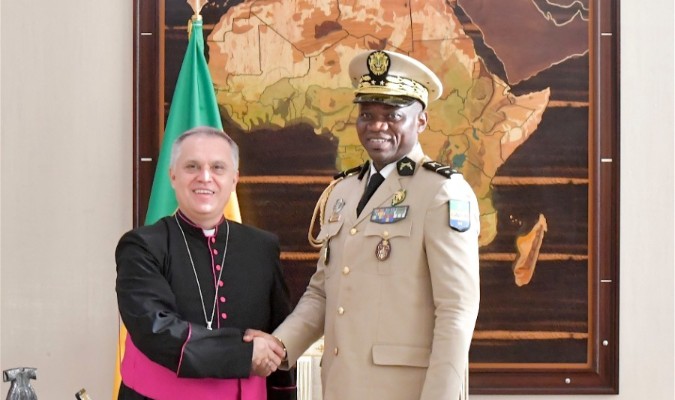 Le général Brice Oligui Nguema avec le nonce apostolique, Mgr Javier Herrera Corona | Présidence du Gabon 