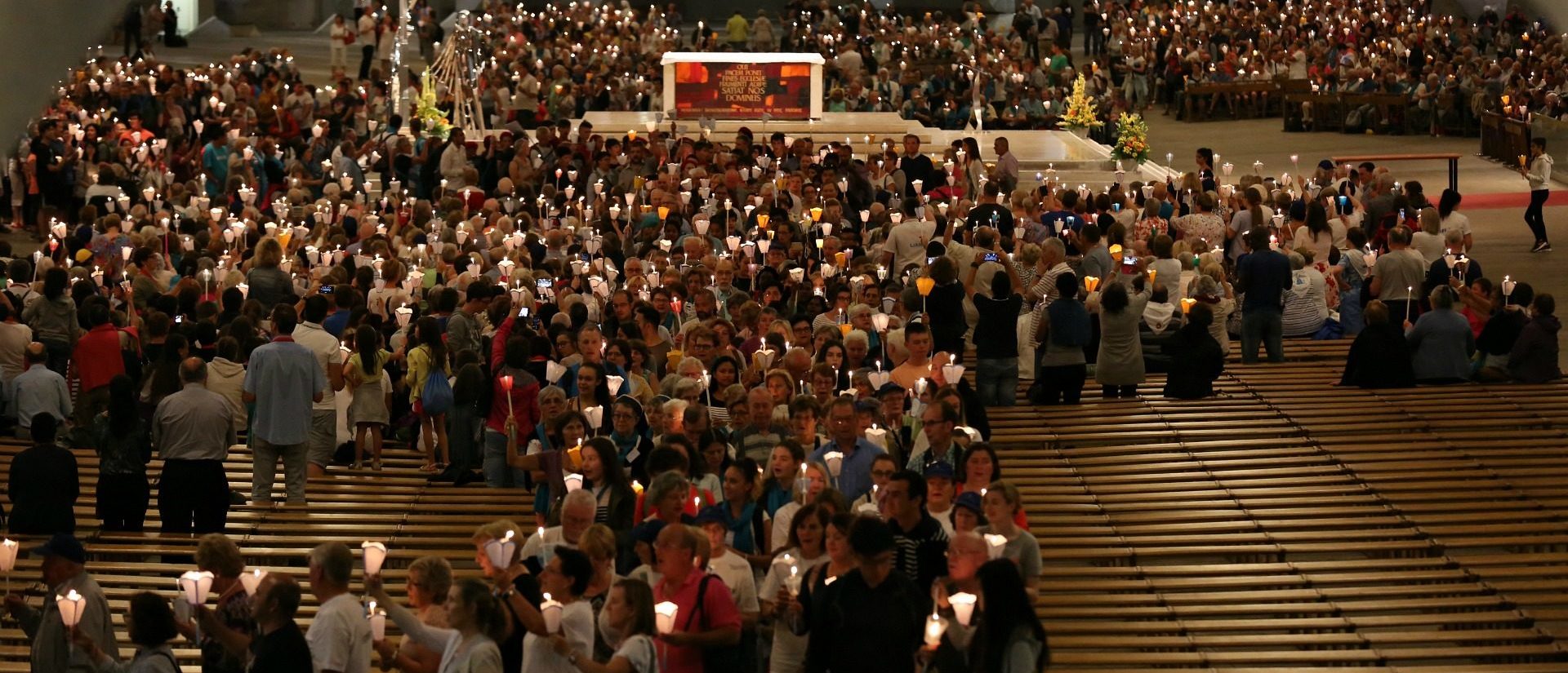 Le pape François a souhaité que les pèlerins trouvent des signes d'espérance dans les sanctuaires | photo: procession à Lourdes © Bernard Hallet