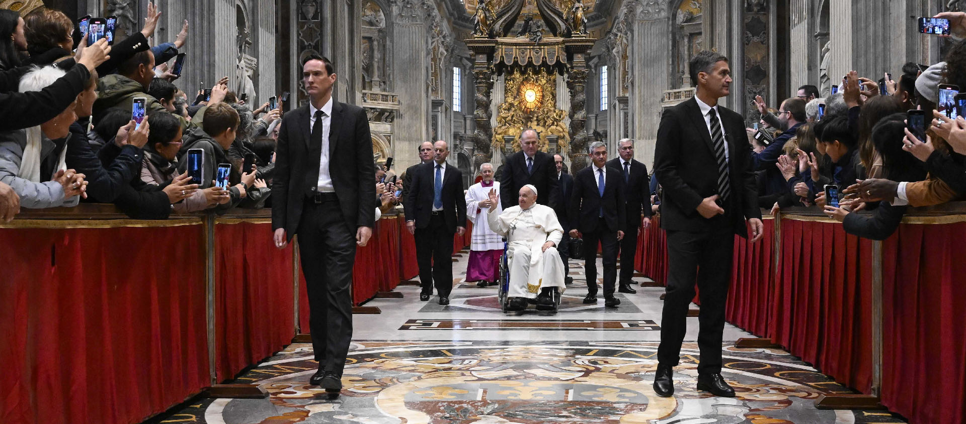 De nombreux pauvres venus de Rome, d’Italie et du monde entier occupaient les premiers rangs dans la basilique Saint-Pierre | © Vatican Media