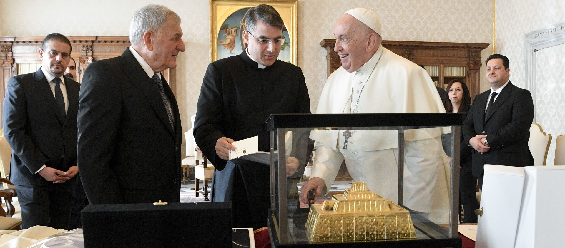 Le président irakien a offert au pape une représentation en or massif de la grande ziggourat d’Ur | © Vatican Media