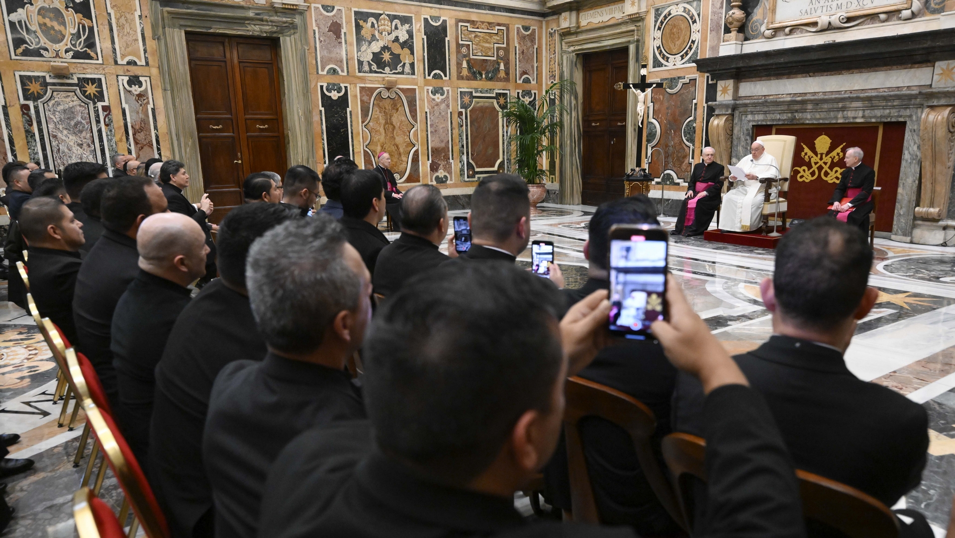 Le pape François reçoit les prêtres espagnols des Etats-Unis | © Vatican Media 
