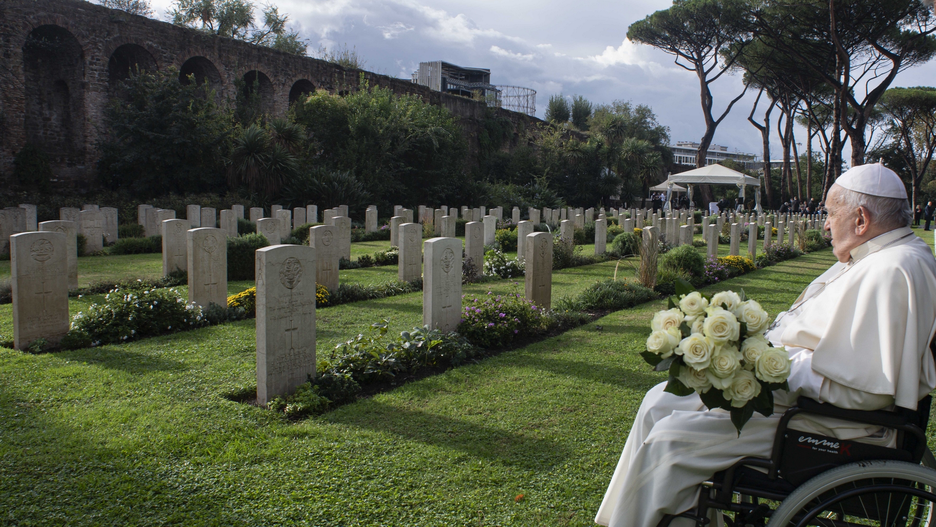 Le pape François au cimetière du Commonwealth | © Vatican Media