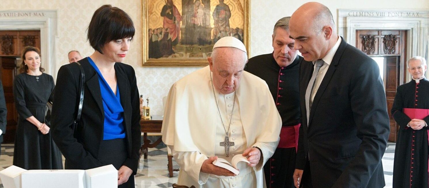 Le pape François et le conseiller fédéral Alain Berset lors du traditionnel échange de cadeaux | © Vatican Media