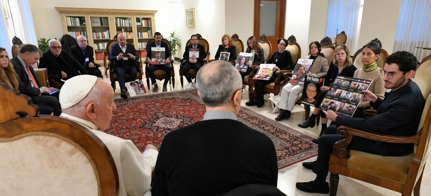 Le pape François avec des familles d'otages retenus à Gaza par le Hamas | © Vatican Media