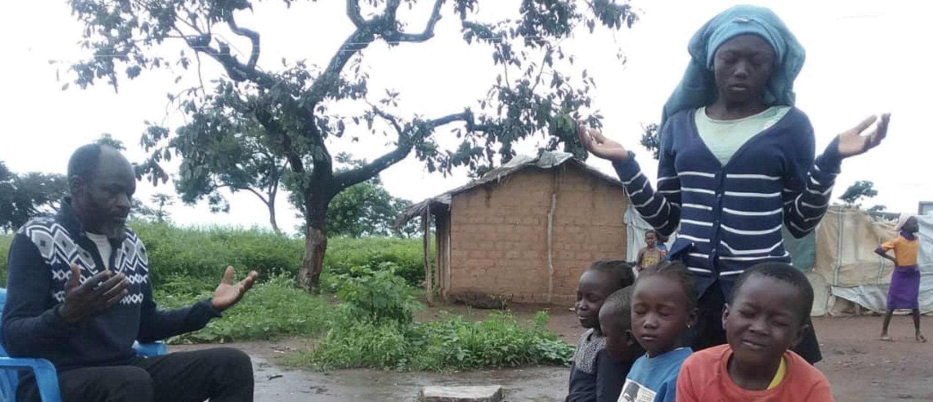 Emmanuel Totoni et sa famille priant dans le camp de réfugiés de Gado-Badzéré (Cameroun) | © Salomon Albert Ntap (Yaoundé) / Protestinfo