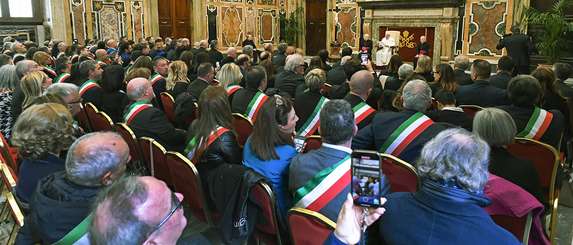 Les représentants des régions d'Italie centrale touchées par les séismes ont rencontré le pape François, 24.11.2023 | © Vatican Media