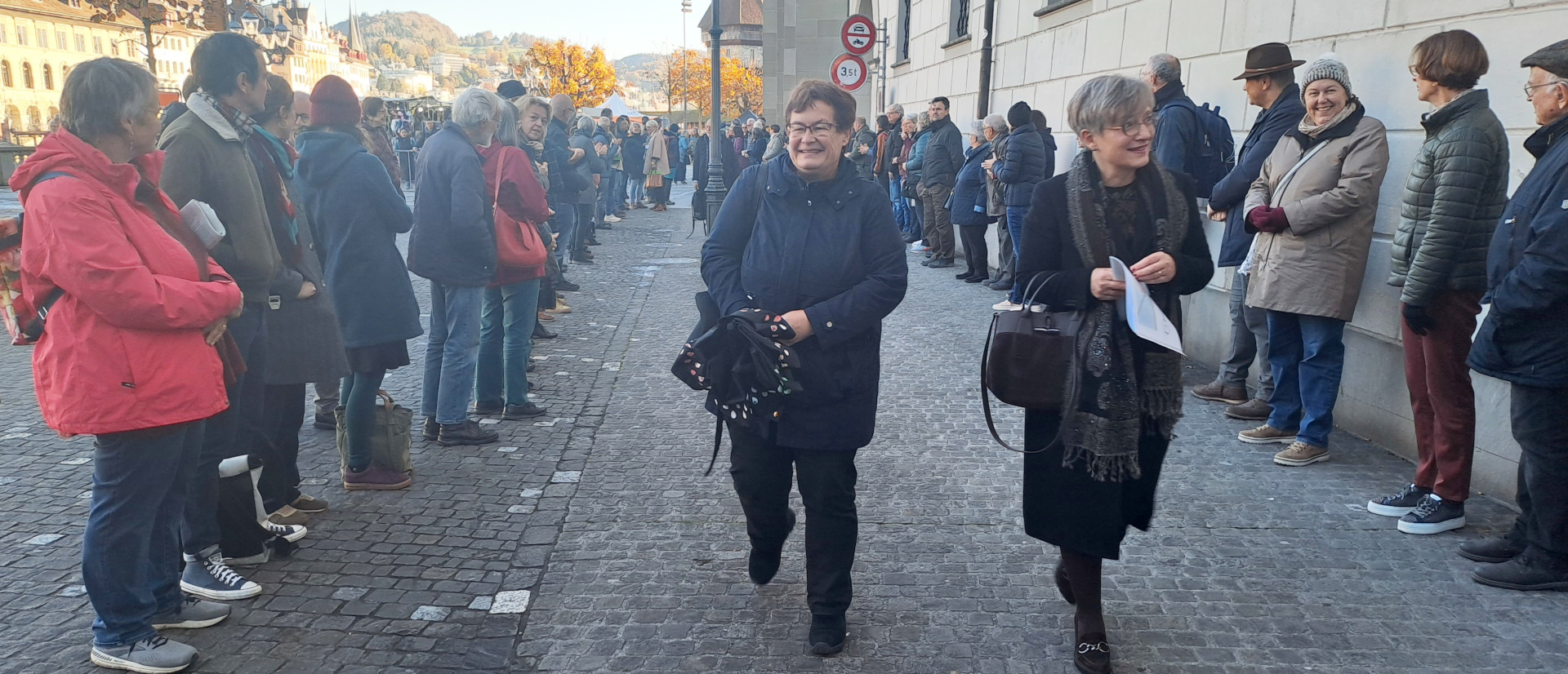 Des membres du parlement de l'Eglise catholique dans le canton de Lucerne se rendant à une session, le 8 novembre 2023 | © Wolfgang Holz