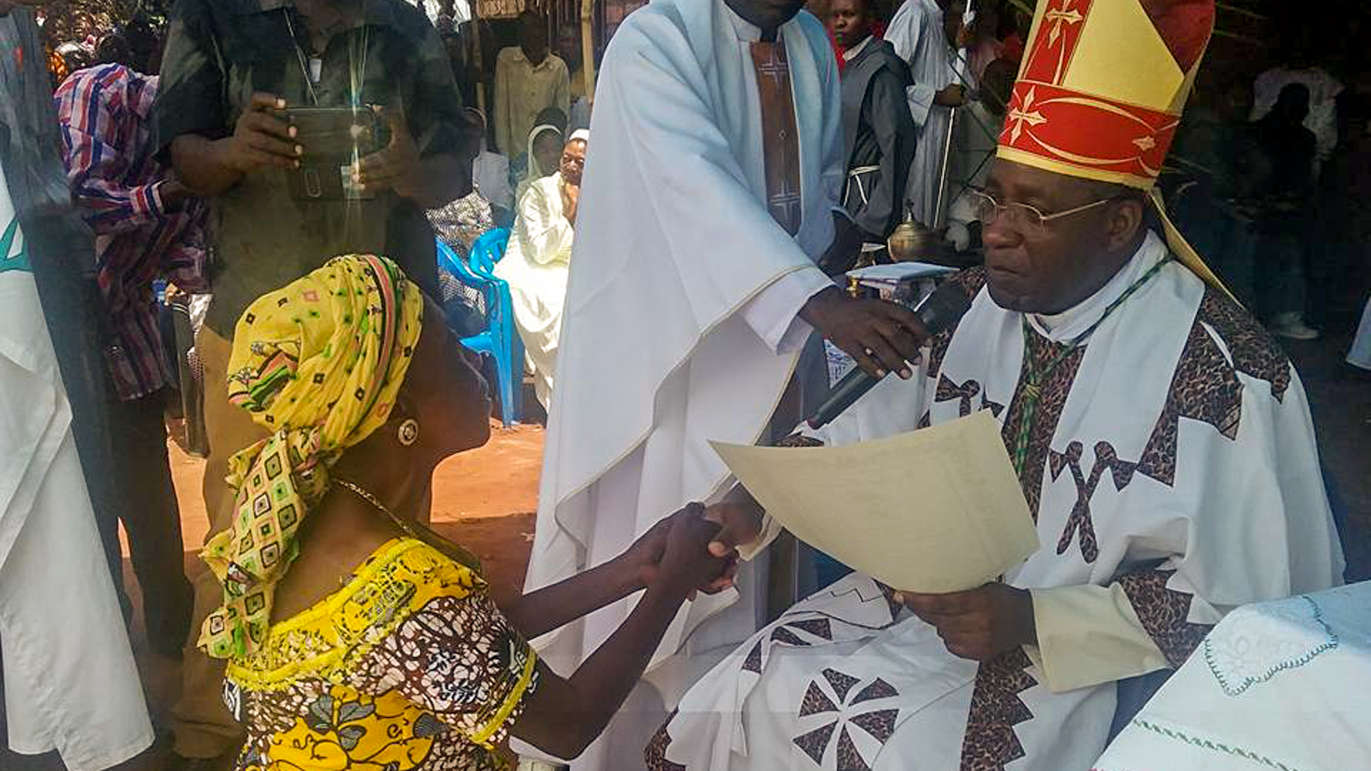 Mgr Pierre-Célestin Tshitoko remet un diplôme à une enseignante | capture d'écran Facebook 