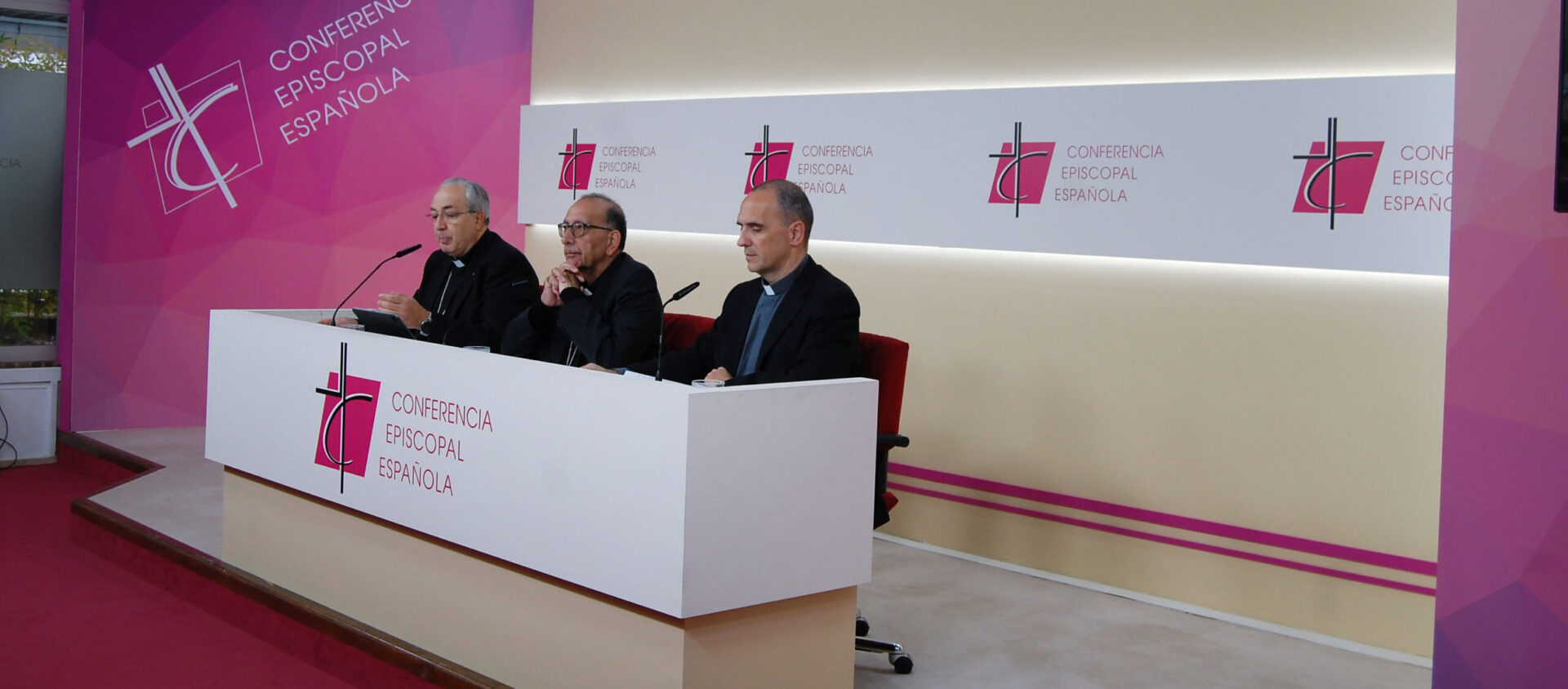 Conférence de presse de la CEE, avec le cardinal Juan Jose Omella au centre | © CEE/Flickr/CC BY-SA 2.0 Deed 
