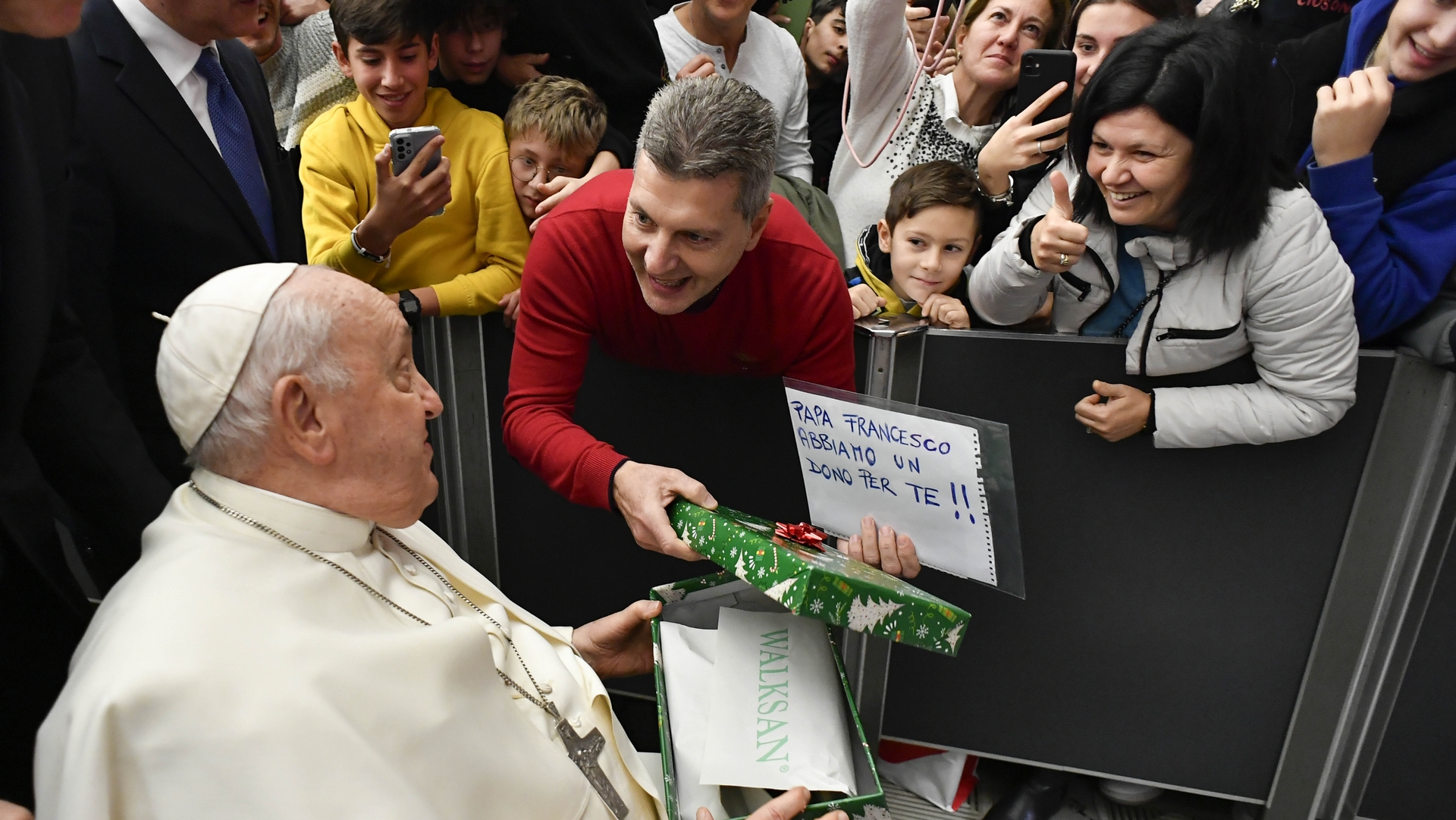 Le pape François reçoit un cadeau de Noël | Vatican Media