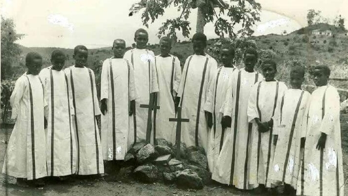 Un groupe d'enfants de choeur à Fizi sur le lieu du martyre des deux religieux  | photo d'époque DR