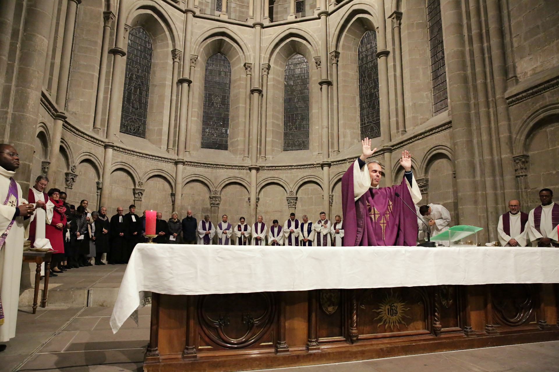 Bénédiction finale de l'abbé Pascal Desthieux, à la cathédrale St-Pierre à Genève en 2022 | © Bernard Hallet
