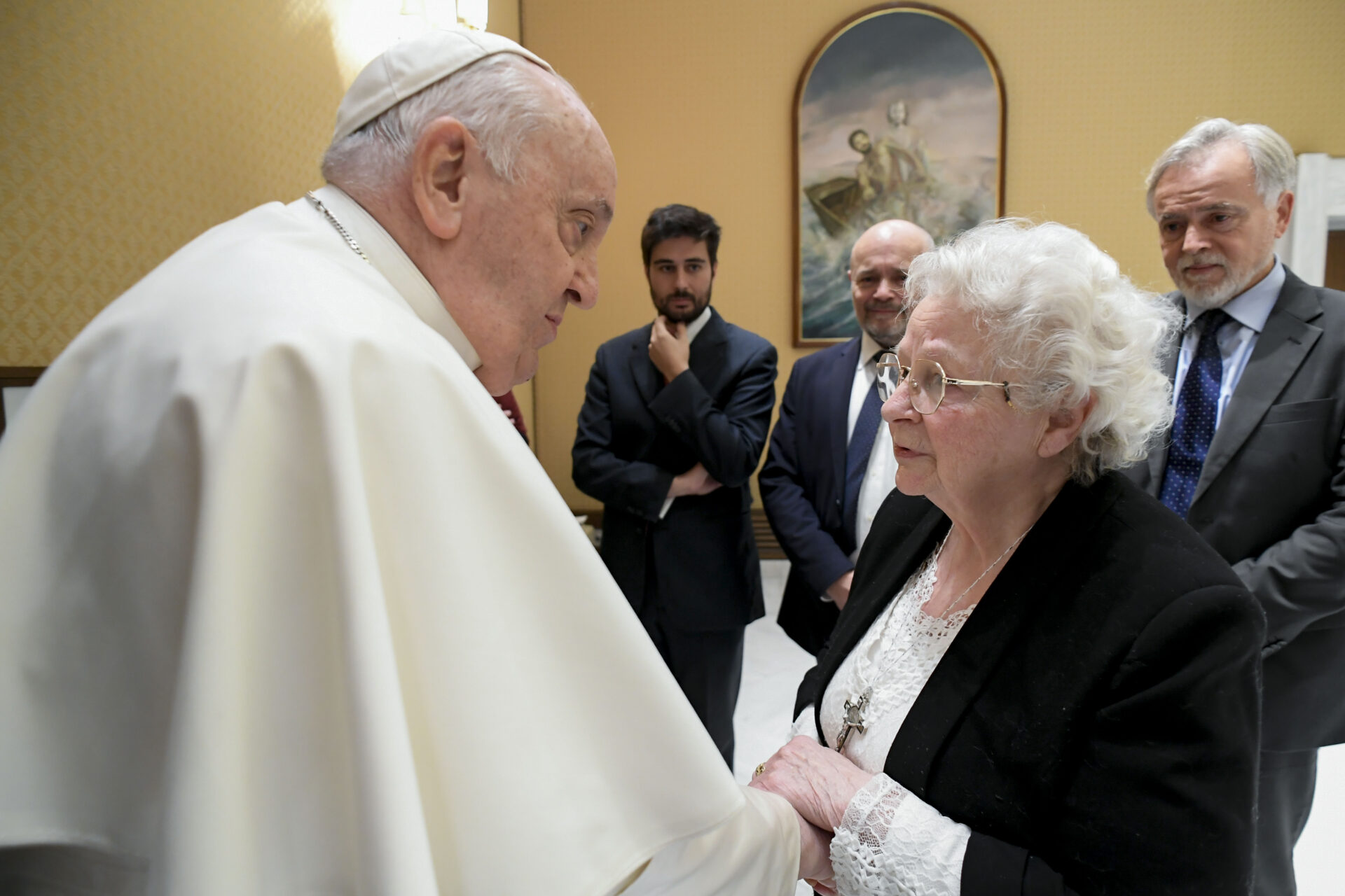 Moment d'émotion entre le pape François et Roseline Hamel | ©  Vatican Media 