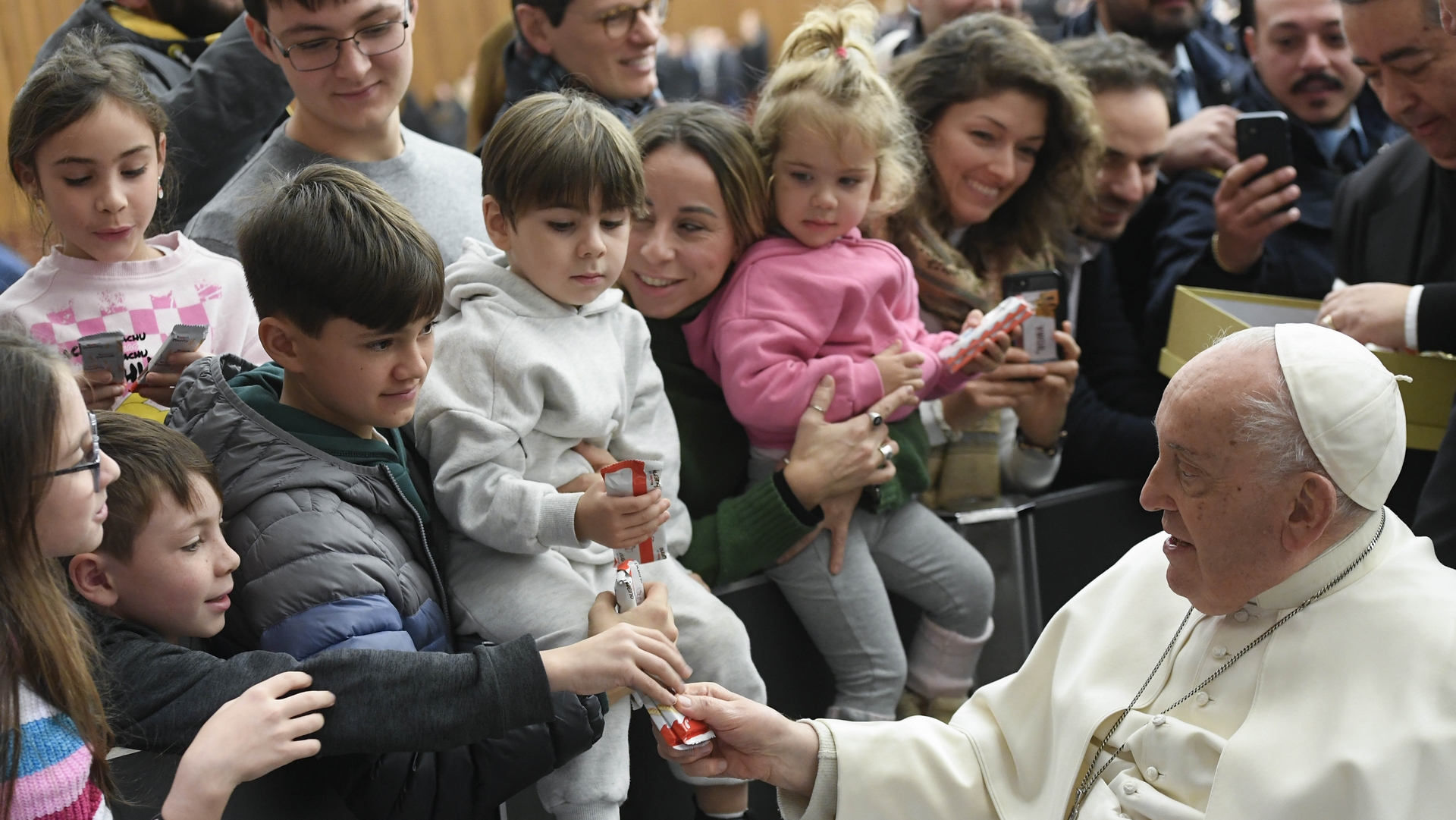 Le pape François distribue des cadeaux aux enfants | © Vatican Media
