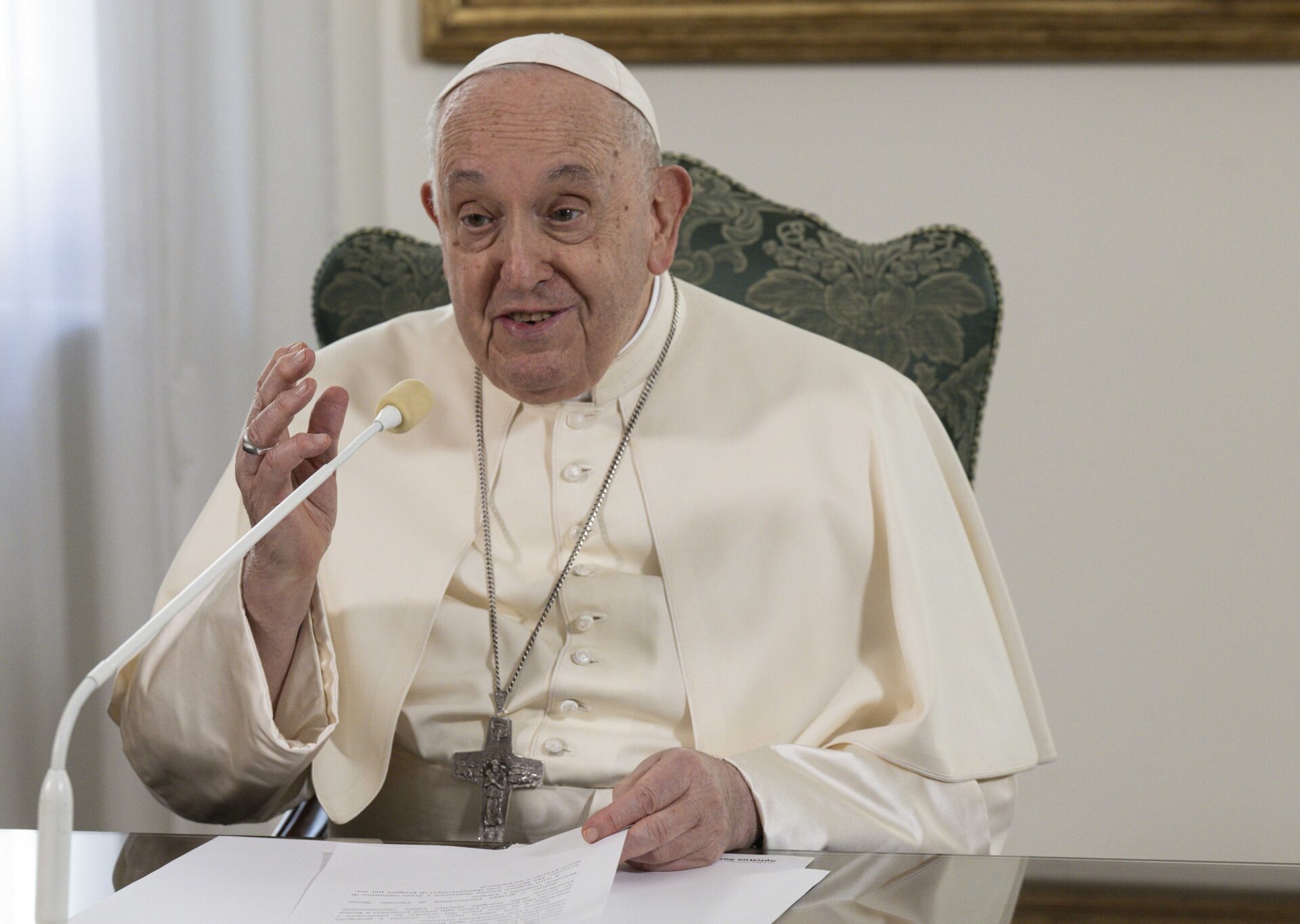 Le pape François, 3 décembre 2023, affaiblit mais souriant | © Vatican medias