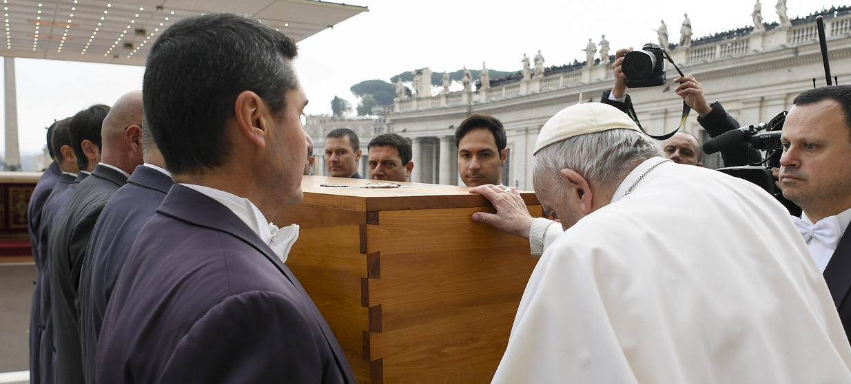 Le 5 janvier 2023, le pape François pose sa main sur le cercueil de Benoît XVI, décédé le 31 décembre 2022 | © Vatican Media/Keystone