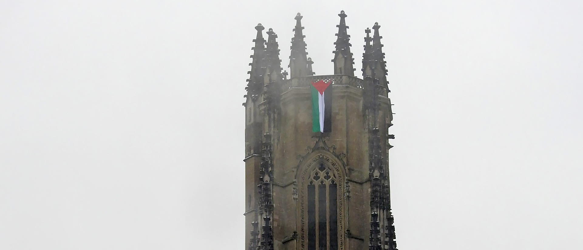 Le drapeau est resté quelques instants suspendu en haut de la cathédrale de Fribourg | «Les gargouilles hurlantes» via laliberte.ch 