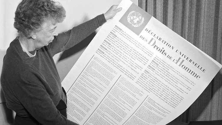 Eleanor Roosevelt, femme du président américain, présente la déclaration universelle des Droits de l'Homme le 10 décembre 1948 | DR