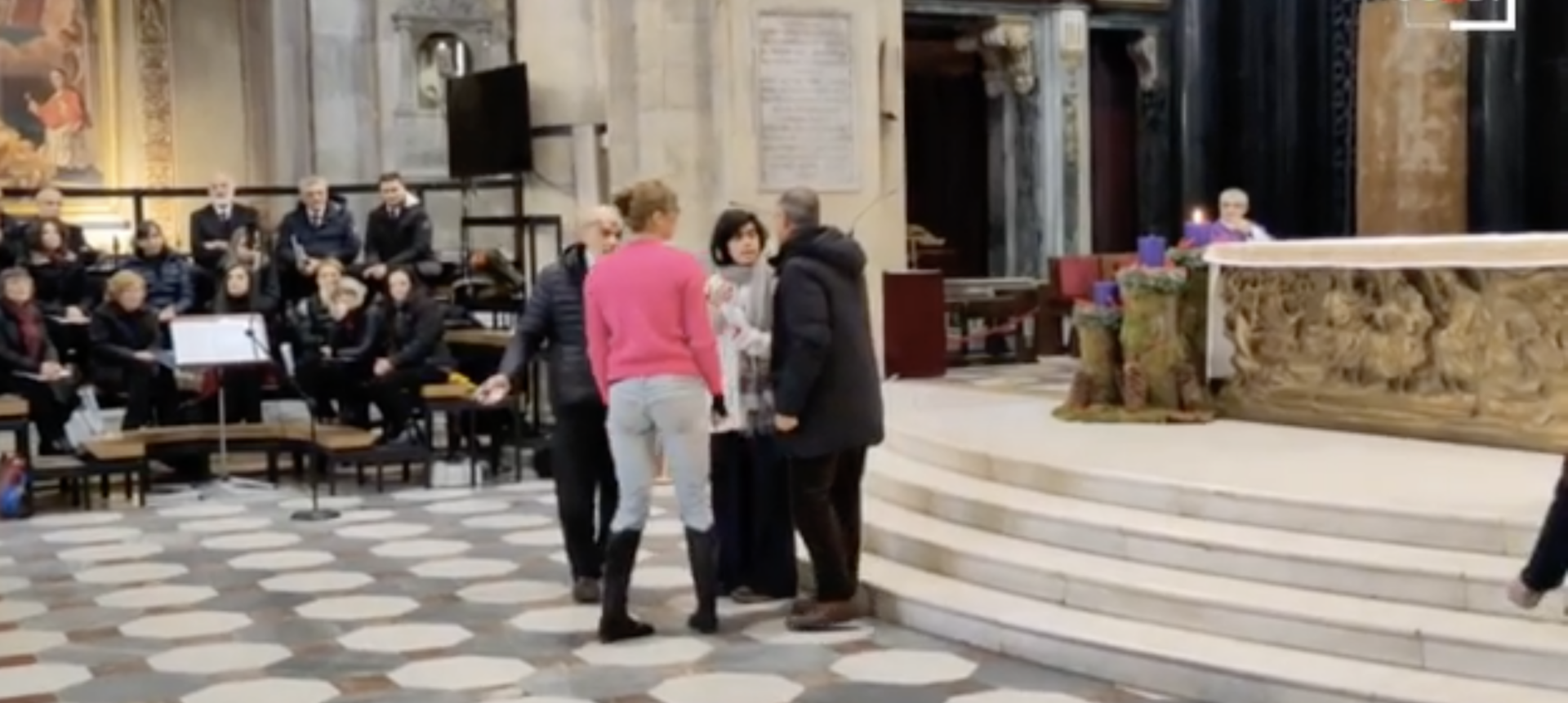 Des fidèles de la cathédrale de Turin ont demandé aux activistes de cesser de perturber la messe | capture d'écran GEDI