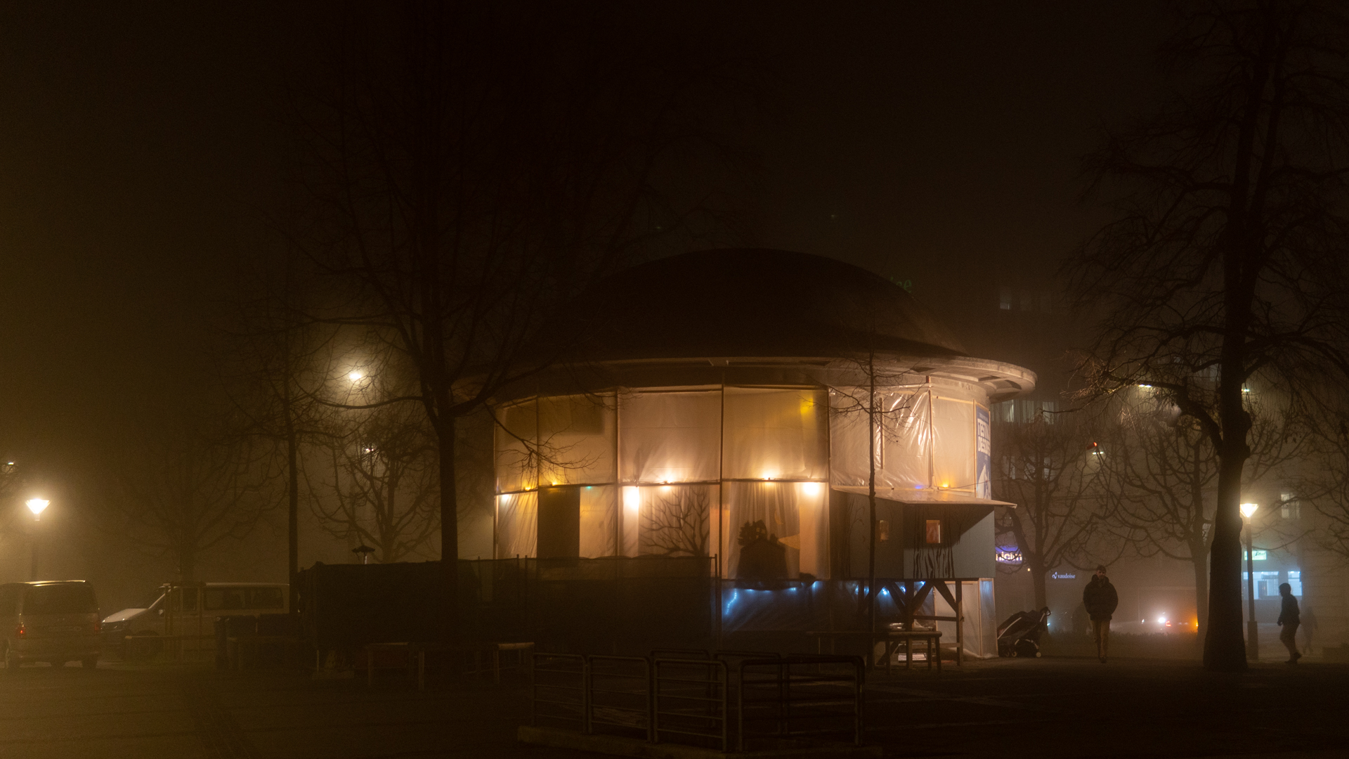 Dans le froid brouillard de décembre le Festival anime la place Georges Python, de Fribourg | © Maurice Page 