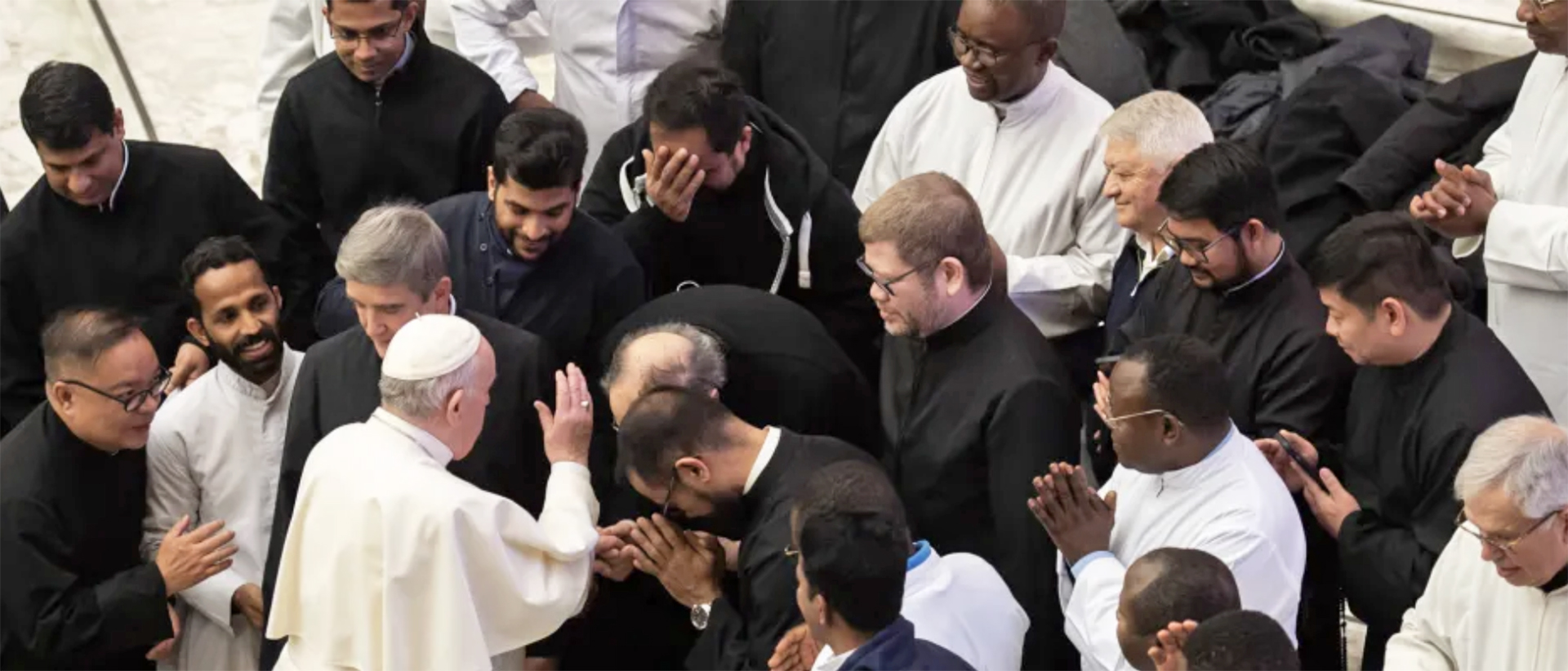 Le pape François bénissant des séminaristes lors d'une audience à Rome | ©️ Antoine.Mekary | I.MEDIA
