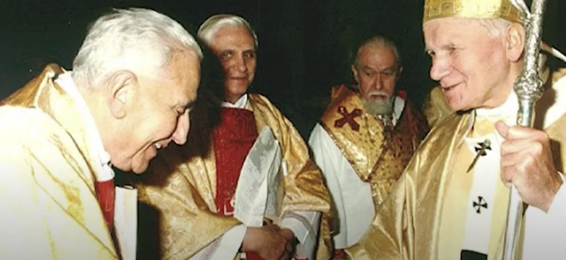 Le cardinal Eduardo Pironio saluant le pape Jean Paul II en présence du cardinal Joseph Ratzinger | © Capture d'écran YouTube - Divine Retreat Goodness TV