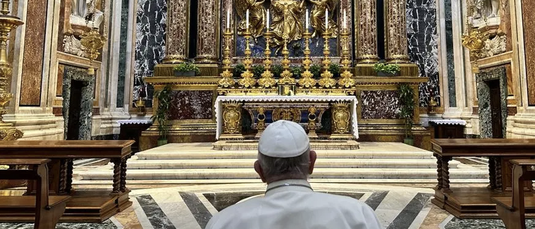 Le pape François en prière à la Basilique Sainte Marie Majeure, le 4 septembre 2023 | © Bureau de presse du Saint-Siège