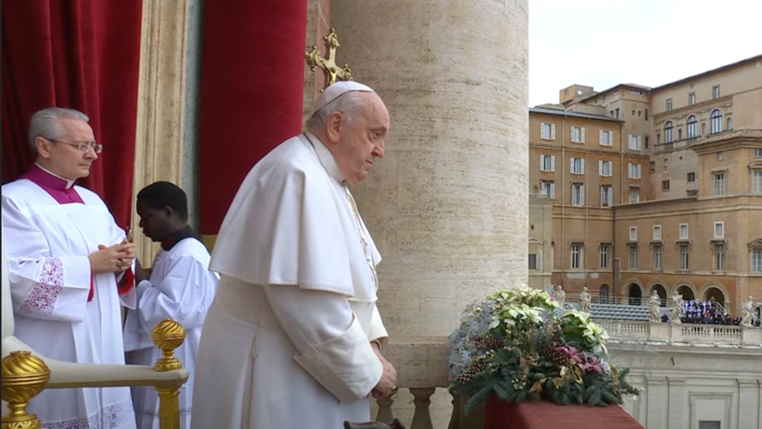 Le pape François donne sa bénédiction 'urbi et orbi' de la loge de la basilique Saint-Pierre | © capture d'écran Vatican Media