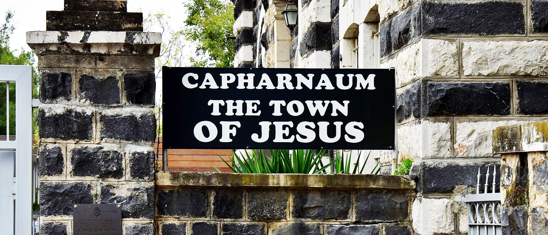 La plaque d'entrée à Capharnaum "Village de Jésus", Israël, 2019 | © Wikimedia commons – Bahnfrend – CC BY-SA 4.0 Deed 