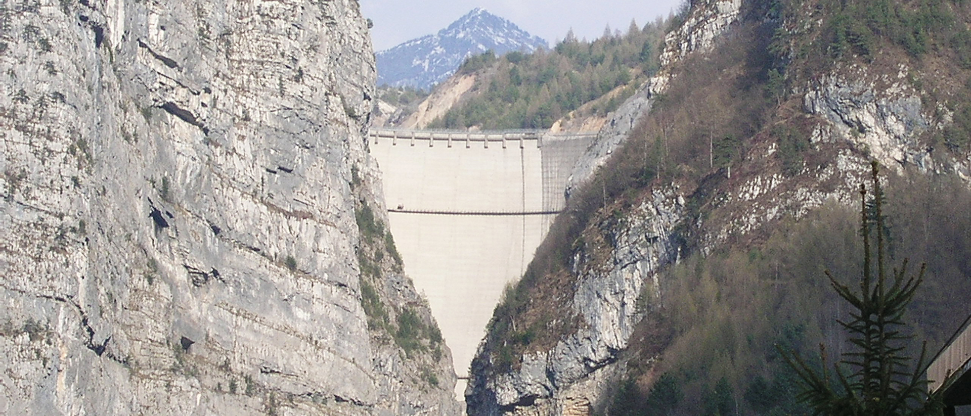 Le débordement du barrage de Vajont, en 1963, à causé la mort de près de 2'000 personnes | © 2003 – Wikimedia commons – Stefano Petri – CC BY 3.0 Deed