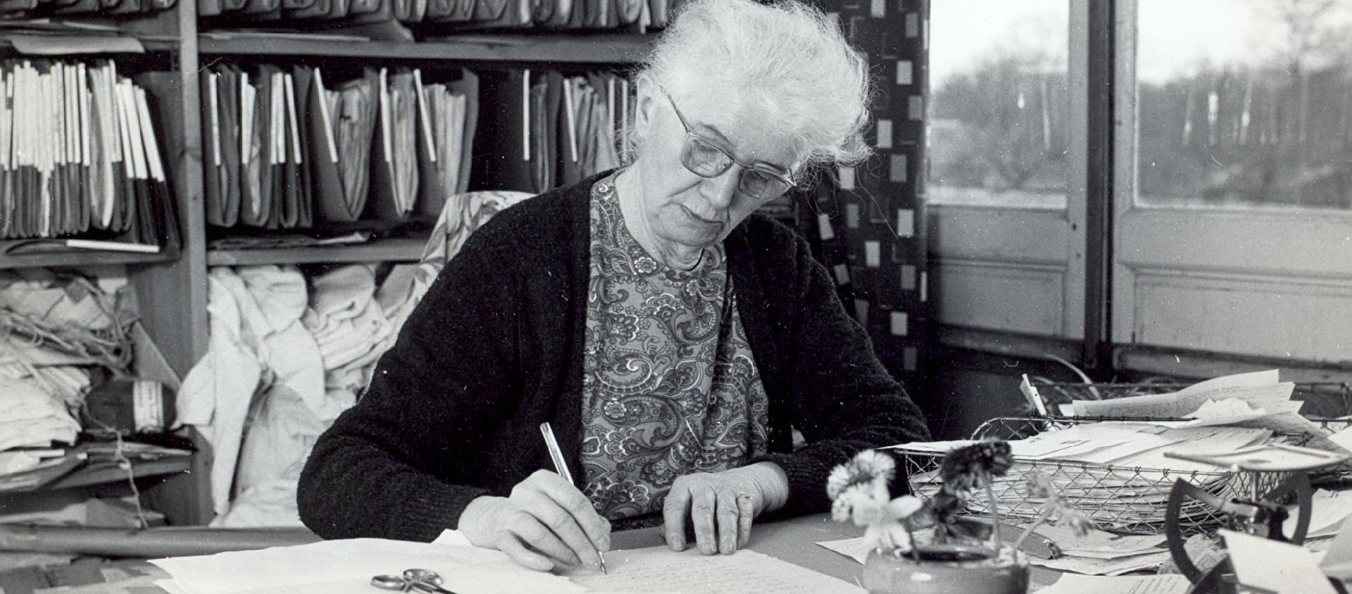 Lucie Coutaz dans son bureau à la Halte d’Emmaüs, à Esteville. 13 avril 1970. Elle fut ce «si beau don de Dieu à ma vie» dira d'elle l'abbé Pierre | © Roger Dick/Fondation Abbé Pierre