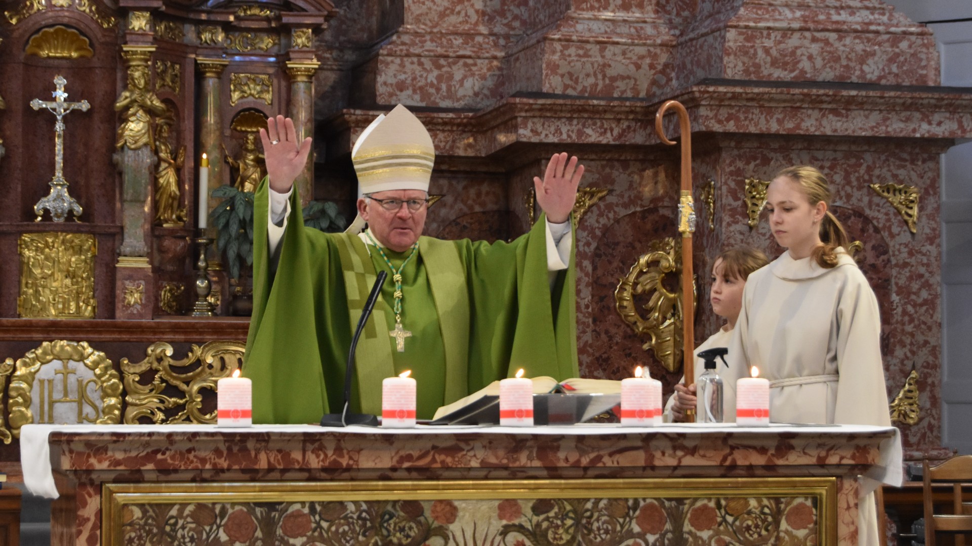 Mgr Josef Stübi bénit la foule le 14 janvier 2024 en l'église des Jésuites de Lucerne | © Jacques Berset  