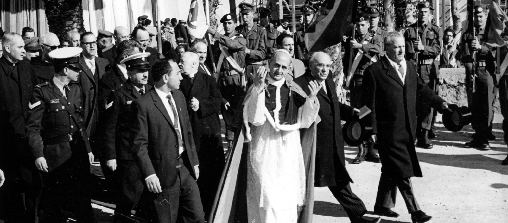 Des dignitaires israéliens escortent le pape Paul VI qui marche sur un tapis rouge. Le président israélien Zhelman Shazar marche à côté du pape, au centre | © Keystone/AP-Photo