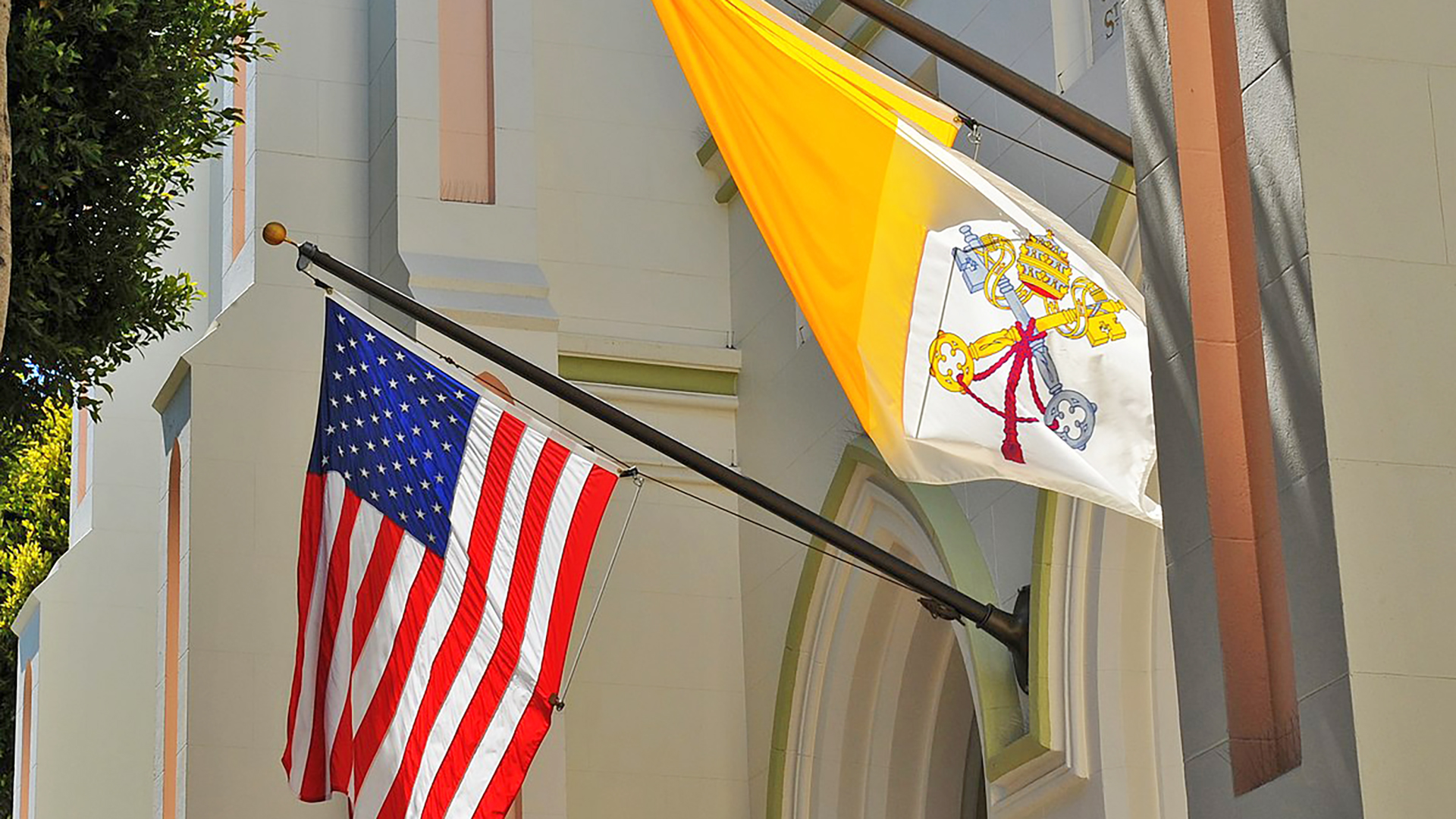 Drapeau des USA et du Vatican, devant le sanctuaire St-François-d'Assise, à San Francisco, Californie | © Wikimedia commons – 
advencap – CC BY-SA 2.0 Deed