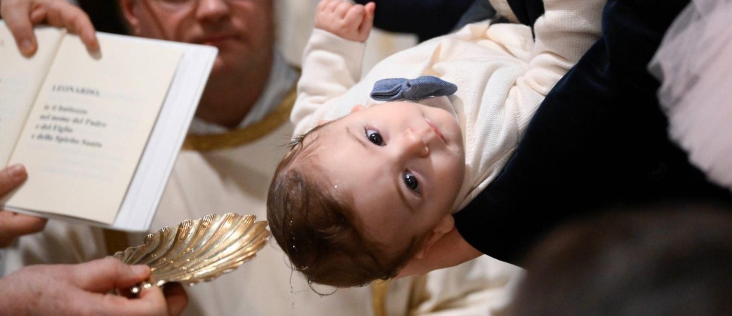 Un enfant baptisé par le pape François, le 7 janvier 2024, dans la Chapelle sixtine | © Vatican Media