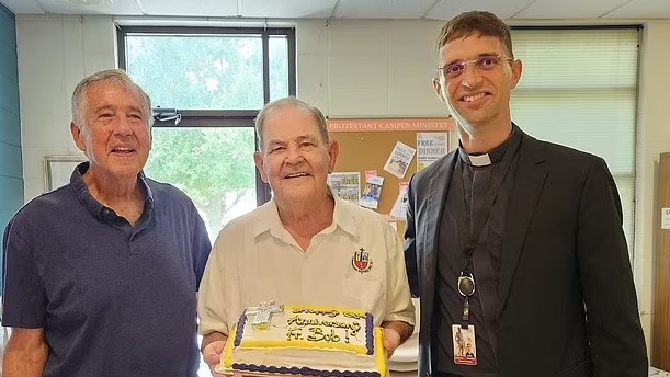 Le Père Bob Hoefnner lors de son jubilé sacerdotal | capture d'écran Facebook