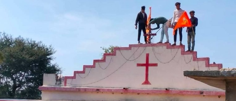 De nationalistes hindous placent des drapeaux sur une église en Inde | capture d'écran Facebook