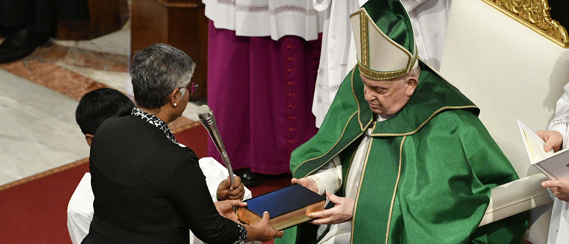 Pendant la messe du dimanche de la Parole 2024, les fidèles présents se sont vus remettre en cadeau un exemplaire de l’Évangile selon saint Marc | © Vatican Media