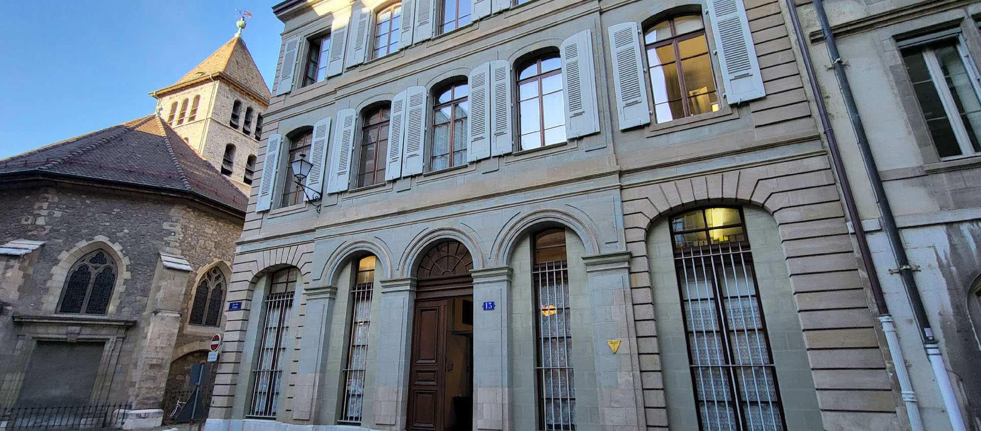 Le 13 rue des Granges, siège de la Maison diocésaine de Genève, et l’église St-Germain, 13 février 2024 | © Lucienne Bittar