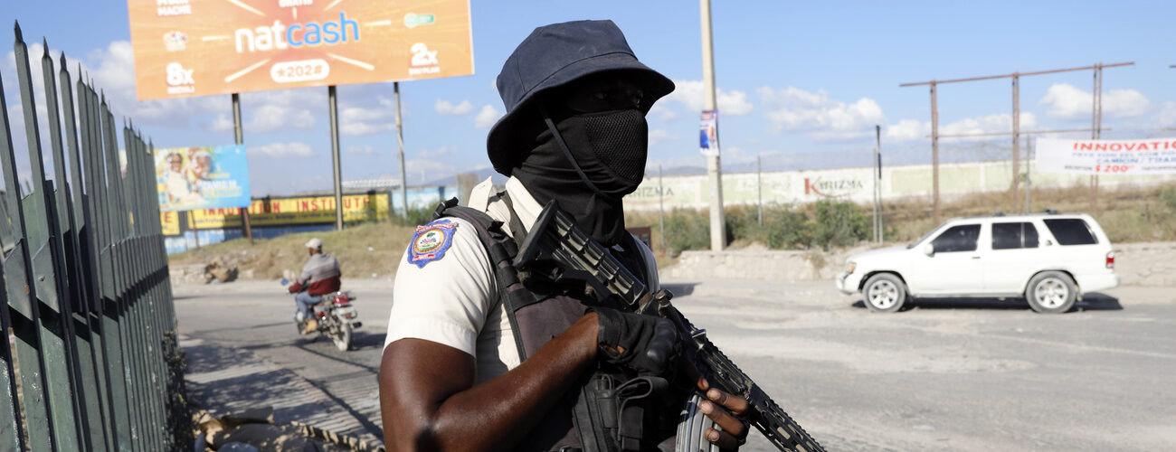 Un policier monte la garde à un carrefour de Port-au-Prince, la capitale d'Haïti | © AP Photo/Odelyn Joseph/Keystone