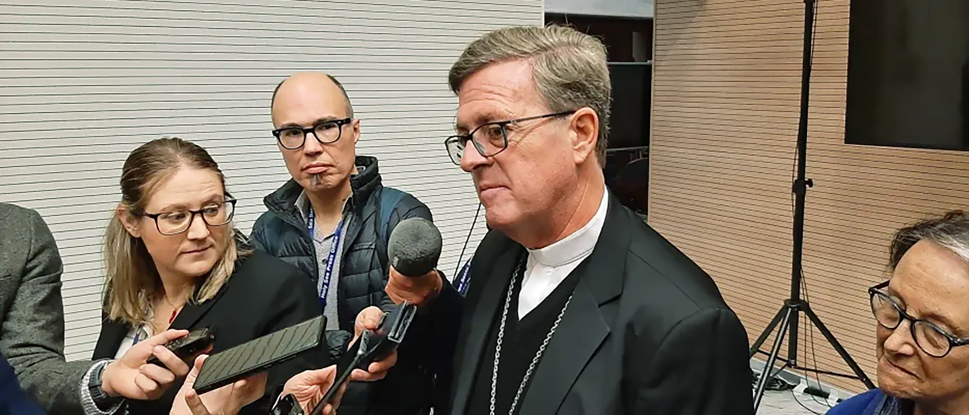 L'archevêque de Buenos Aires, Mgr Jorge Ignacio García Cuerva, interrogé par des journalistes le 8 février 2024 au Bureau de presse du Saint-Siège | © Cyprien Viet - I.MEDIA.