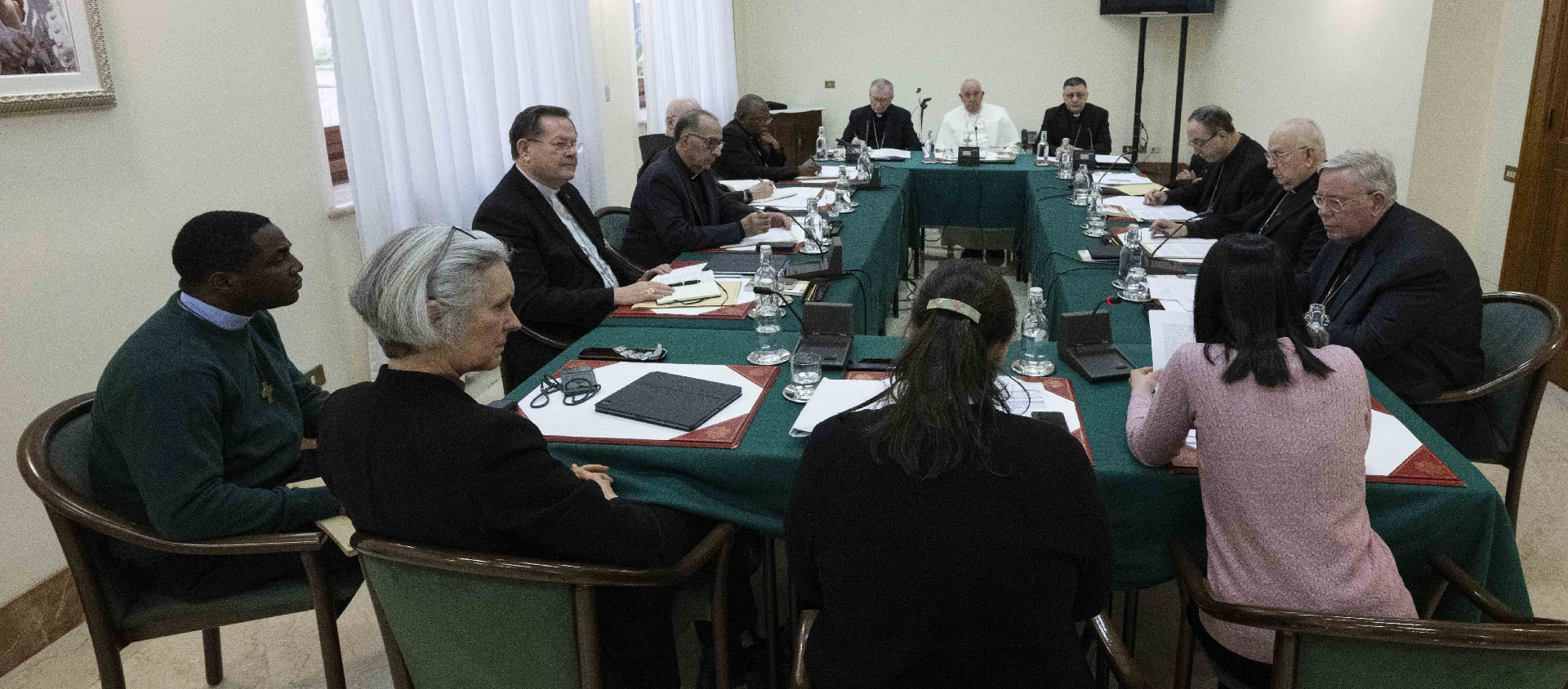 Le cardinal Lacroix (à g. au second plan) participe au C9 qui dure jusqu'à demain | © Vatican Media