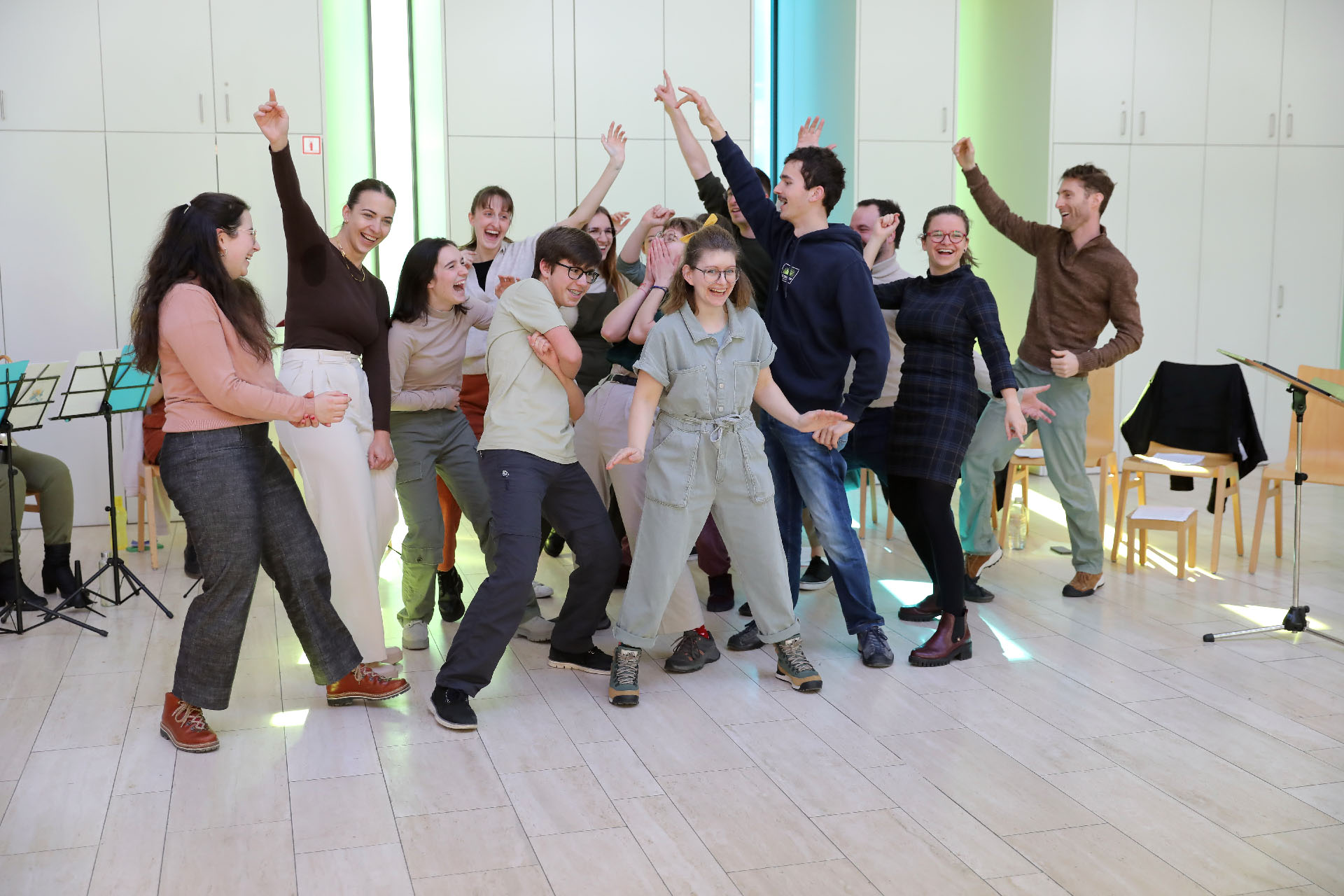 La troupe de jeunes répète avec entrain | © Bernard Hallet